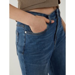 jeans bootcut blue jeans vista anteriore indossato dettaglio tasche