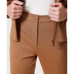 Pantaloni in tessuto scuba caramel camel vista anteriore indossato dettaglio bustino