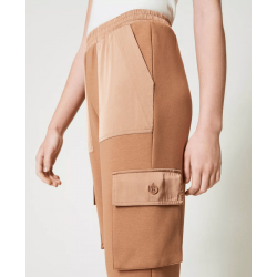 Pantaloni cargo camel caramel vista anteriore indossato dettaglio tasche