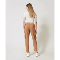 Pantaloni cargo camel caramel vista posteriore indossato