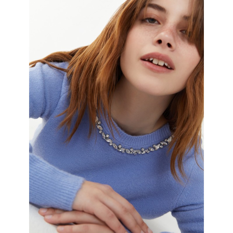 Pull misto lana azzurro con strass girocollo vista anteriore indossata dettaglio sul collo