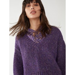 Maglia cropped viola vista anteriore indossato dettaglio scollo V