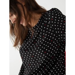 Blusa in crepe nero fantasia pois vista anteriore indossata dettaglio scollo tondo