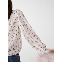 Blusa in crepe bianca fenicotteri rosa vista anteriore indossata  dettaglio manica