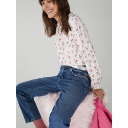 Blusa in crepe bianca fenicotteri rosa vista anteriore indossata idea outfit con il jeans