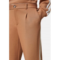 Pantalone in tessuto caramello vista indossato dettaglio tasca