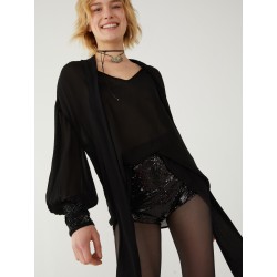 Blusa in georgette con manica ricamata nera vista anteriore indossata