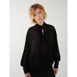 Blusa in georgette con manica ricamata nera vista anteriore indossata