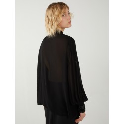 Blusa in georgette con manica ricamata nera vista posteriore indossata