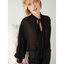 Blusa in georgette con manica ricamata nera vista anteriore indossata